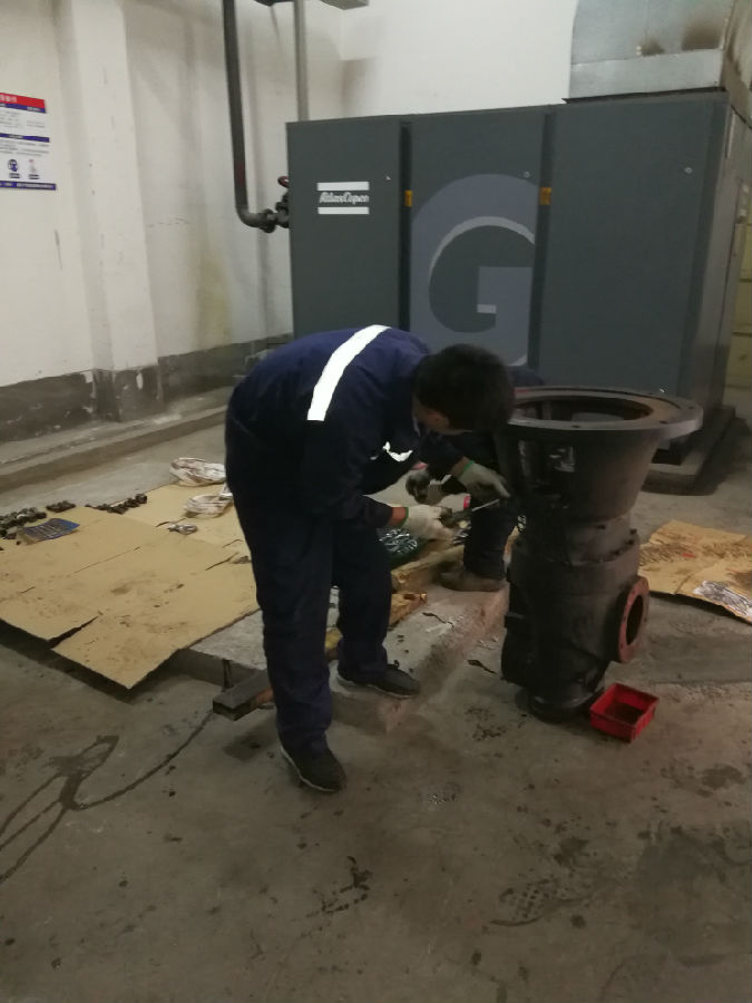 优秀员工一 售后服务部雄永川先生-主机大修现场